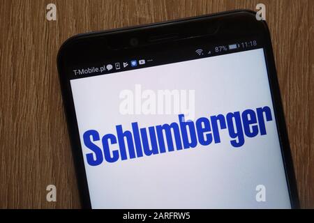 Das Schlumberger Logo wird auf einem modernen Smartphone angezeigt Stockfoto