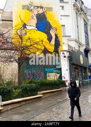 STRASSENKUNST: TINTIN UND HADDOCK KÜSSEN SICH AN EINER PARISER MAUER Stockfoto