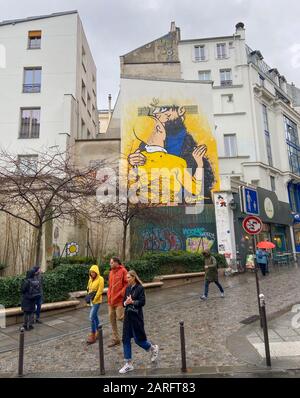 STRASSENKUNST: TINTIN UND HADDOCK KÜSSEN SICH AN EINER PARISER MAUER Stockfoto