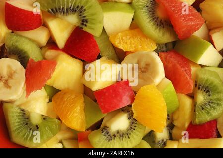 Farbenfroher Obstsalat mit einer großen Auswahl an Früchten, Nahaufnahme