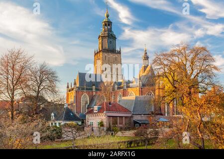 Panoramablick auf die mittelalterliche Innenstadt der niederländischen Stadt Zutphen im Gelderland Stockfoto