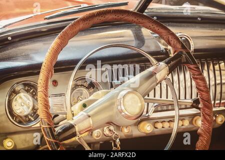 Retro-Design des Dashboards eines Oldtimer Stockfoto