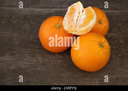 Orangen auf Holzhintergrund. Die Vorteile von Orangen Stockfoto