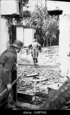 Deutsche kämpfen in Osterbeek, Niederlande gegen die britische 1st Airborne Division, Operation Market-Garden, September 1944 Stockfoto