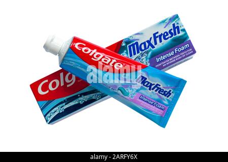 Colgate MaxFresh, Colgate Max Frischschaum dringt zwischen die Zähne ein, um einen intensiven Ansturm an sauberer Zahnpasta auf der weißen Box zu erhalten Stockfoto