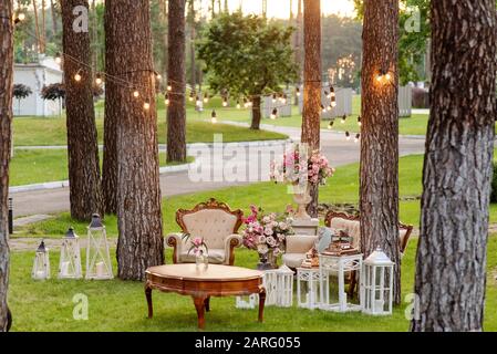Luxuriöse Fotozone auf dem grünen Rasen. Ein Ort für schöne Bilder bei Hochzeit, Geburtstag. Entspannen Sie sich in der Empfangszone Stockfoto