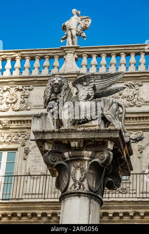 Statue des Markuslöwen, Symbol der Republik Venedig, an der Piazza delle Erbe in Verona, Italien Stockfoto