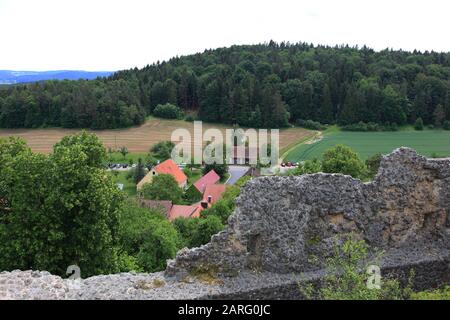 Burgruine Lichtenegg, Überrest einer hochmittelalterlichen Adelsburg über dem gleichen Dorf Lichtegg, Gemeinde Birgland, Landkreis Amberg-Sulzb Stockfoto