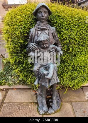 Mutter- und Kinderskulptur von George Fullard (1923 bis 1973), Sheffield Stockfoto