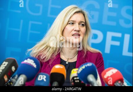 München, Bayern, Deutschland. Januar 2020. Melanie HUML, Ärztin und Ministerin des Bayerischen Landtags. Im Zusammenhang mit dem ersten bestätigten Fall des Corona-Virus in Deutschland hat das Bayerische Gesundheitsministerium (Bayerisches Staatsministerium für Gesundheit und Pflege) eine Pressekonferenz abgehalten, um die Ergebnisse zu diskutieren. Kredit: Zuma Press, Inc./Alamy Live News Stockfoto