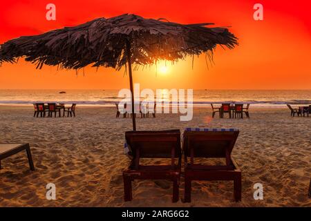 Wunderschöner Sonnenuntergang am tropischen Urlaubsstrand Stockfoto