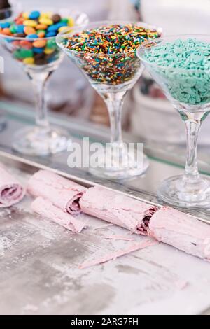 Süße Süßigkeiten-Bar bei der festlichen Veranstaltung. Naturberry-Eis und Süßigkeiten in Glasgläsern für Martini. Selektiver Fokus Stockfoto