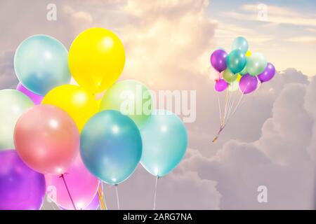 Bunte, aufblasbare Luftballons, die hoch in den Himmel fliegen Stockfoto