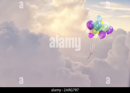 Bunte, aufblasbare Luftballons, die hoch in den Himmel fliegen Stockfoto