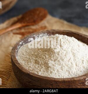 Teff Mehl in eine Schüssel geben und mit einem Löffel teff grain Nahaufnahme Stockfoto