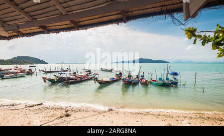 Koh Samui, Thailand - 2. Januar 2020: Authentische thailändische Fischerboote, die an einem Tag am Thong Krut Strand in Taling Ngam angedockt sind Stockfoto