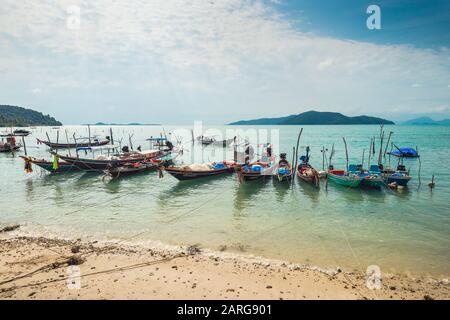 Koh Samui, Thailand - 2. Januar 2020: Authentische thailändische Fischerboote, die an einem Tag am Thong Krut Strand in Taling Ngam angedockt sind Stockfoto