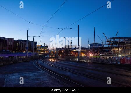 Sonnenaufgang blaue Stunde über der Skyline der South Side von Nottingham City, Nottinghamshire England UK Stockfoto