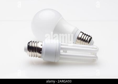Niedriger Verbrauch, weniger Wärme, verantwortungsvoller Energieverbrauch, energiesparende Glühbirnen und maximale Helligkeit, um gut zu sehen, gut zu lesen; Perfekt il Stockfoto