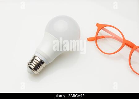 Niedriger Verbrauch, weniger Wärme, verantwortungsvoller Energieverbrauch, energiesparende Glühbirnen und maximale Helligkeit, um gut zu sehen, gut zu lesen; Perfekt il Stockfoto