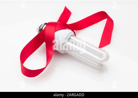 Niedriger Verbrauch, weniger Wärme, verantwortungsvoller Energieverbrauch, energiesparende Glühbirnen und maximale Helligkeit, um gut zu sehen, gut zu lesen; Perfekt il Stockfoto