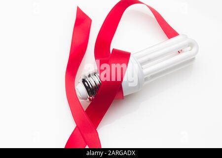 Niedriger Verbrauch, weniger Wärme, verantwortungsvoller Energieverbrauch, energiesparende Glühbirnen und maximale Helligkeit, um gut zu sehen, gut zu lesen; Perfekt il Stockfoto