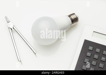 Niedriger Verbrauch, weniger Wärme, verantwortungsvoller Energieverbrauch, energiesparende Glühbirnen und maximale Helligkeit, um gut zu sehen, gut zu lesen; Perfekt il Stockfoto