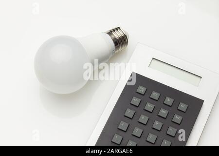 Niedriger Verbrauch, weniger Wärme, verantwortungsvoller Energieverbrauch, energiesparende Glühbirnen und maximale Helligkeit, um gut zu sehen, gut zu lesen; Perfekt il Stockfoto