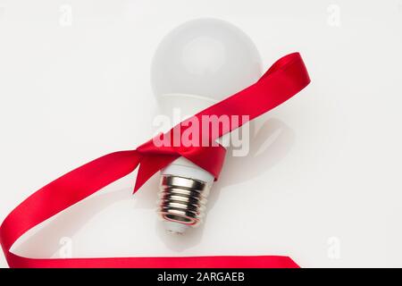 Niedriger Verbrauch, weniger Wärme, verantwortungsvoller Energieverbrauch, energiesparende Glühbirnen und maximale Helligkeit, um gut zu sehen, gut zu lesen; Perfekt il Stockfoto