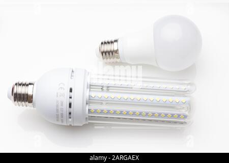 Niedriger Verbrauch, weniger Wärme, verantwortungsvoller Energieverbrauch, energiesparende Glühbirnen und maximale Helligkeit, um gut zu sehen, gut zu lesen; Perfekt il Stockfoto