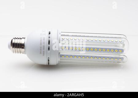 Niedriger Verbrauch, weniger Wärme, verantwortungsvoller Energieverbrauch, energiesparende Glühbirnen und maximale Helligkeit, um gut zu sehen, gut zu lesen; Perfekt il Stockfoto