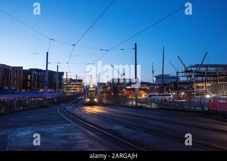 Sonnenaufgang blaue Stunde über der Skyline der South Side von Nottingham City, Nottinghamshire England UK Stockfoto