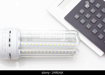 Niedriger Verbrauch, weniger Wärme, verantwortungsvoller Energieverbrauch, energiesparende Glühbirnen und maximale Helligkeit, um gut zu sehen, gut zu lesen; Perfekt il Stockfoto