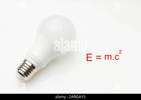 Niedriger Verbrauch, weniger Wärme, verantwortungsvoller Energieverbrauch, energiesparende Glühbirnen und maximale Helligkeit, um gut zu sehen, gut zu lesen; Perfekt il Stockfoto