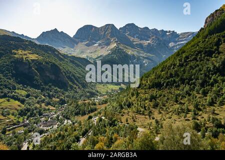 Die Berge des Cirque de Gavarnie in der Region von Österreich in Südfrankreich. Hohe Pyrenäen, Österreich, Frankreich, Europa Stockfoto