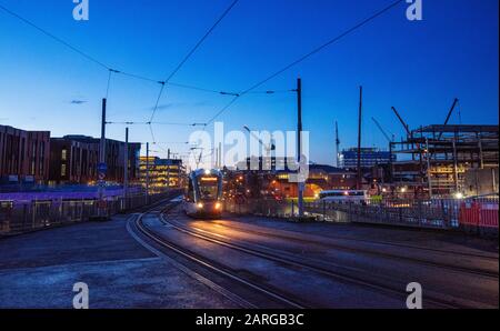 Sonnenaufgang blaue Stunde über der Skyline der South Side von Nottingham City, Nottinghamshire England UK Stockfoto