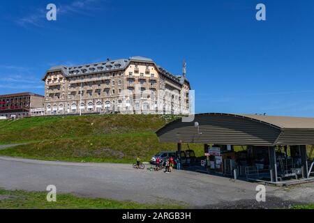 Ferienort in den Bergen mit Hotels, Skiliften und Wanderwegen. Skigebiet Luchon Superbagnères, Frankreich Stockfoto