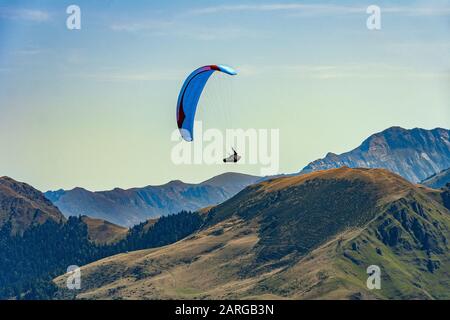 Paragliding, Extremsport, Fliegen über die Pyrenäen auf der französischen Seite. Skigebiet Luchon Superbagnères, Frankreich Stockfoto