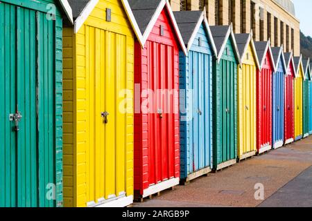 Wunderschön Gefärbte Strandhütten an der Promenade am Boscombe Beach an der Südküste Großbritanniens Stockfoto