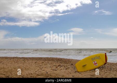 Am Strand von Boscombe, in der Nähe von Bournemouth, Dorset an der Südküste Großbritanniens. Stockfoto