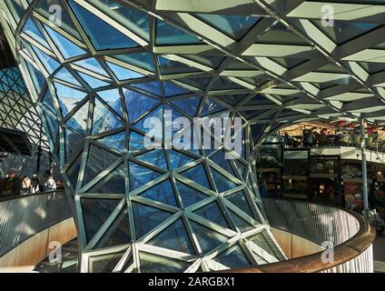 Frankfurt, 30. Dezember 2019: Geschwungenes Glasdach nach innen im Frankfurter Einkaufszentrum myzeil, abstrakte moderne Architektur in Th Stockfoto