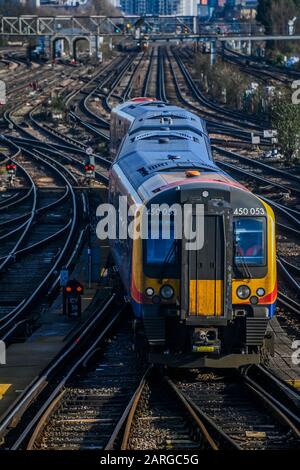 London, Großbritannien. Januar 2020. Das riesige Streckennetz führt von Clapham Junction in Richtung St George Wharf im Vauxhall und weiter ins Zentrum von London. Credit: Guy Bell/Alamy Live News Stockfoto