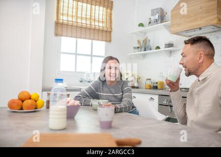 Tochter und Vater beim Frühstück gut gelaunt. Stockfoto