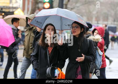 London, Großbritannien. Januar 2020. Frauen teilen sich während der Niederschläge im Zentrum Londons einen Regenschirm. Gutschrift: Steve Taylor/SOPA Images/ZUMA Wire/Alamy Live News Stockfoto