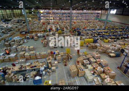 Das Vertriebszentrum Amazon.co.uk am Marston Gate, Milton Keynes England, belegt 550.000 Quadratmeter Grundfläche, die sich für den Weihnachtszeitraum 2007 vorbereiten. Stockfoto