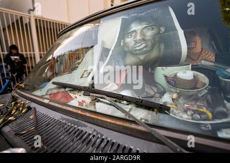 Ein Porträt von Kobe Bryant in einem Auto bei einer Gedenkfeier in Los Angeles, Kalifornien.Kobe Bryant und seine Tochter Gianna und 7 weitere Menschen starben bei einem Hubschrauberabsturz. Stockfoto