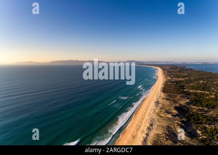 Luftbild des Comporta-Strandes und der Troia-Halbinsel mit dem Arrabida-Berg im Hintergrund, in Portugal. Stockfoto