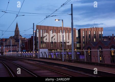 Sonnenaufgang über dem neuen Nottingham College City Hub auf der Südseite von Nottingham City, Nottinghamshire England UK Stockfoto