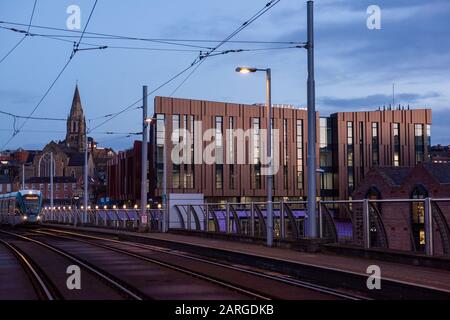 Sonnenaufgang über dem neuen Nottingham College City Hub auf der Südseite von Nottingham City, Nottinghamshire England UK Stockfoto