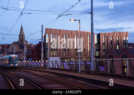 Sonnenaufgang über dem neuen Nottingham College City Hub auf der Südseite von Nottingham City, Nottinghamshire England UK Stockfoto